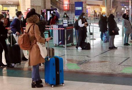 Passeggeri alla stazione Centrale di Milano © ANSA