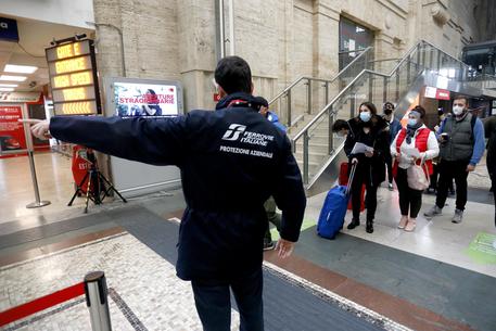 Controlli alla stazione centrale di Milano. Foto d'archivio © ANSA