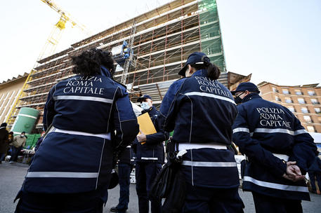 Controlli della polizia locale © ANSA