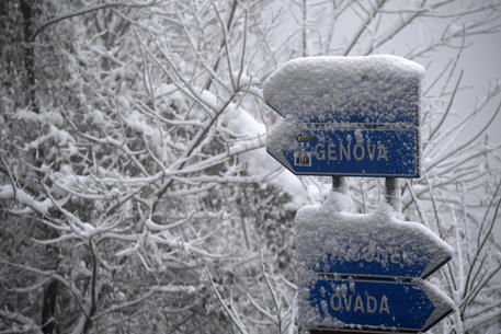 Maltempo: Neve, gelo e burrasca investono Italia © ANSA