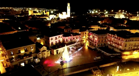 Natale S Illumina Grande Albero Bari Per Chi Non C E Piu Puglia Ansa It