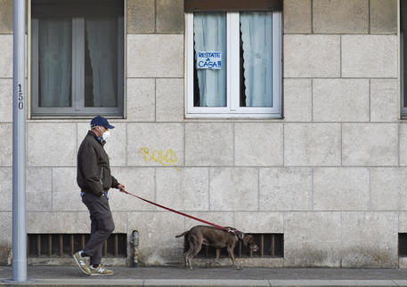 Cittadini a passeggio e runner riempiono il Naviglio Martesana © ANSA