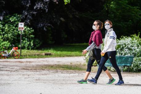 Due donne a MIlano in una foto di archivio © AFP