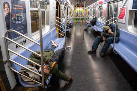 Senzatetto trovano riparo in un vagone della metropolitana a New York © AFP