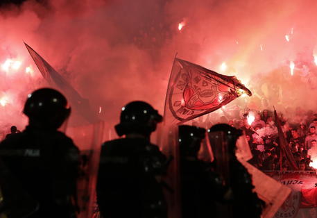 I tifosi della Stella Rossa nel derby di Coppa contro il Partizan Belgrado © EPA