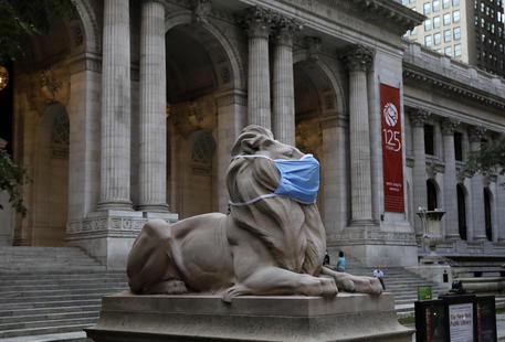 La statua del leone davanti alla Biblioteca pubblica di New York © EPA