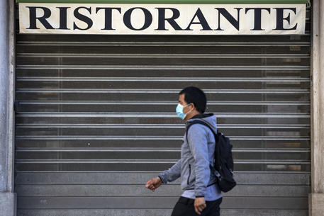 Un bar di Roma con le serrande giù in una foto d'archivio © 