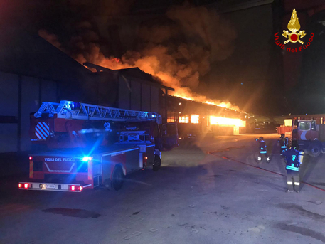 Vasto Incendio Nel Porto Di Ancona Cronaca Ansa