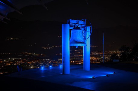 La Campana Di Rovereto.Campana Caduti Di Rovereto Si Tinge Di Blu Trentino Aa S Ansa It