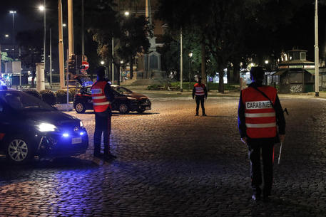 Controlli Cc In Notti Coprifuoco 59 Sanzioni In Poche Ore Campania Ansa It