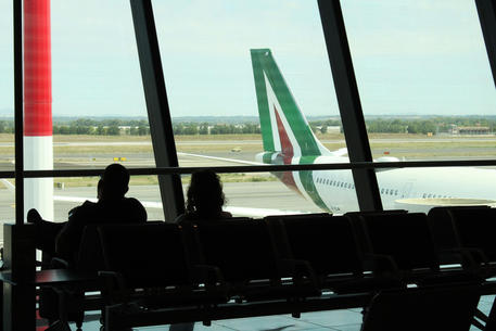 Un aereo Alitalia all'aeroporto di Fiumicino © ANSA