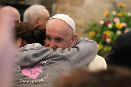 Papa Francesco incontra i poveri nella basilica di Santa Maria degli Angeli © ANSA