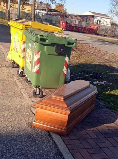 Coffin Found Next To Rubbish Bins In Vercelli English Ansa It