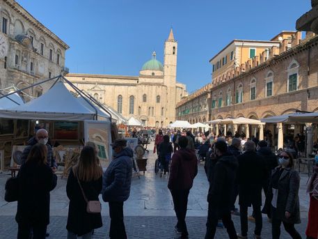 Covid: Ascoli Piceno, affollati centro, lidi e montagna