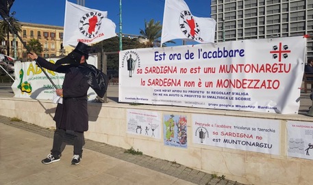 "No alla spazzatura nucleare", protesta a Cagliari