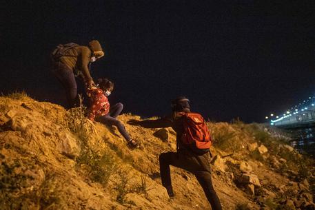 Migranti haitiani attraversano illegalmente il Rio Bravo nel tentativo di arrivare da Ciudad Juarez, nello stato messicano di Chihuahua, a El Paso © AFP