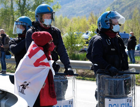 Ancora tensioni, No Tav allontanati da carica © ANSA