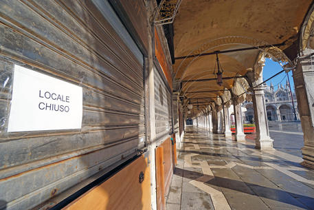 Un locale chiuso a Venezia in una foto di archivio © ANSA