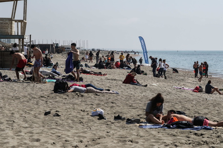 Cocid: vigilia zona rossa, in tanti su spiagge litorale Roma