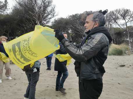 Pelù pulisce spiaggia Maremma, pandemia plastica usa e getta