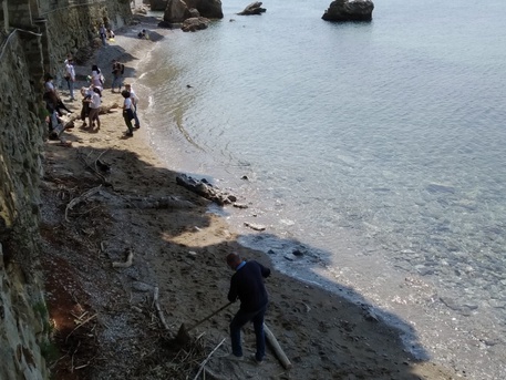 Ambiente: volontari puliscono spiagge da rifiuti, progetto