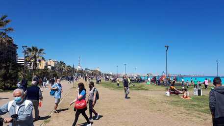 Covid: da domani Puglia 'gialla', spiagge e strade già piene