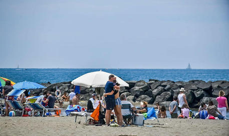 Cresce 'febbre azzurra' su affollate spiagge litorale Roma