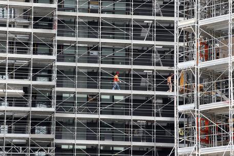 Operai al lavoro in un cantiere a Milano in una foto di archivio © ANSA