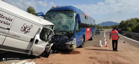 Scontro Tra Pullman Arst E Un Furgone 4 Feriti A Castiadas Sardegna Ansa It