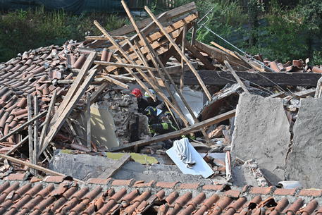 Vigili del fuoco al lavoro tra le macerie dell'edificio crollato © ANSA