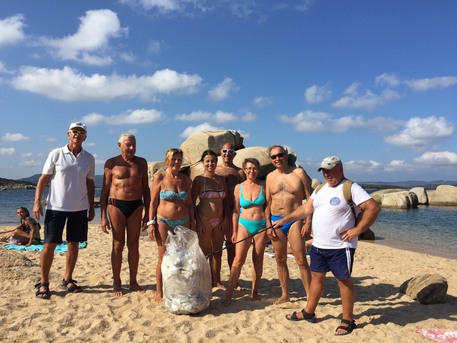 A Palau volontari e turisti ripuliscono le spiagge - Sardegna - ANSA.it