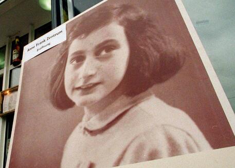 Una foto di Anna FranK davanti al Centro Studi a lei dedicato a Berlino © EPA