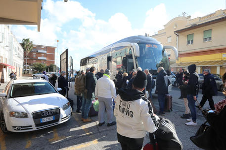 Assalto agli autobus dopo la scossa di terremoto © ANSA