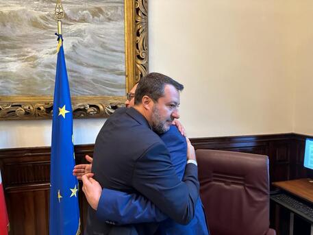 L'abbraccio tra Salvini e Fontana © ANSA