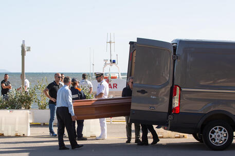 Padre e figlia dispersi in mare, recuperato un cadavere © ANSA