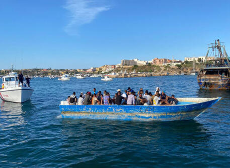 Un barcone di migranti in arrivo a Lampedusa © ANSA