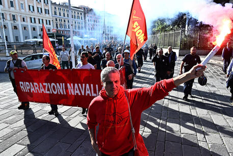 Lavoro: assemblea e corteo dei lavoratori delle riparazioni navali a Genova © ANSA