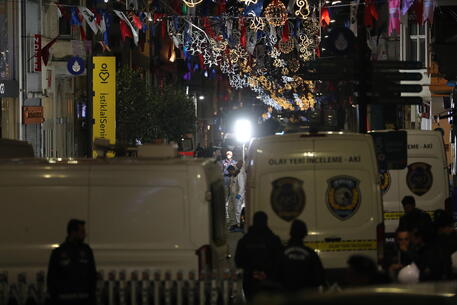 Rilievi dopo l'esplosione a Istanbul © EPA