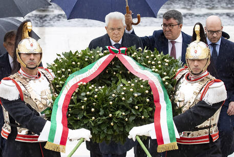 Mattarella depone corona al Milite Ignoto © ANSA