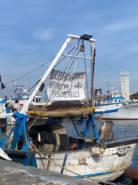 Caro gasolio, un lenzuolo di protesta su peschereccio - Campania - ANSA.it