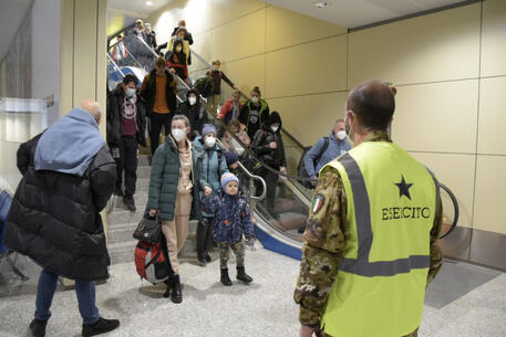 Ucraina: arrivato a Cagliari volo militare con 45 profughi © ANSA