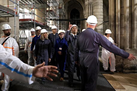 Il presidente Macron in visita a Notre-Dame © EPA