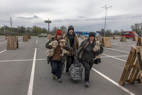 Un gruppo di profughi ucraini © EPA