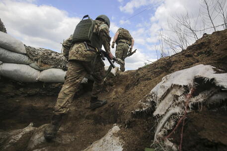 Soldati ucraini nel villaggio di Luhanske nell'autoproclamata repubblica del Donetsk © EPA