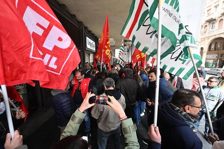 Lavoro, presidio sotto sede Confindustria Genova dei sindacati contro licenziamenti Hi-Lex di Chiavari © ANSA