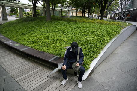 Un ragazzo con lo smartphone (foto d'archivio) © EPA