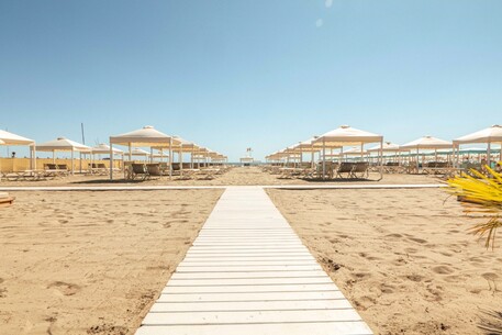 Borsalino apre il suo primo beach club - Toscana 