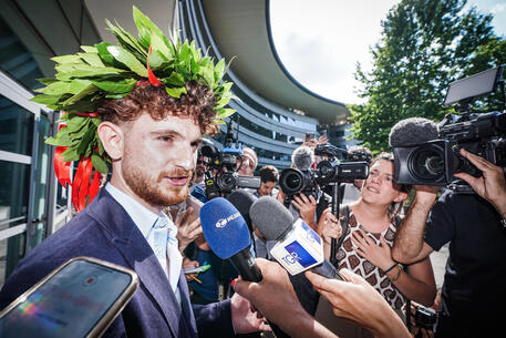 Laurea nel Metaverso: Edoardo in completo azzurro, avatar in jeans © ANSA