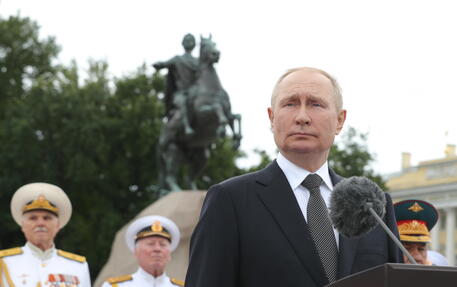 Naval Parade in St. Petersburg © EPA