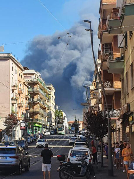 Large Fire In Rome, Citizens: 'Heard Roars And Explosions' - Global ...